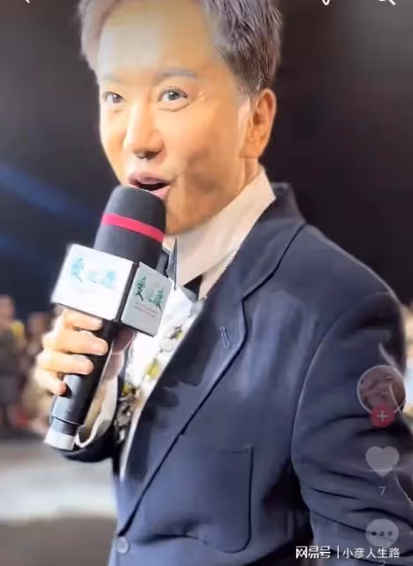53歲毛寧現身商演撈金!身材發福臉部僵硬,與富婆合影笑容滿面