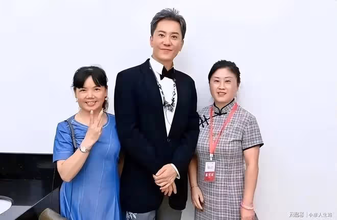 53歲毛寧現身商演撈金!身材發福臉部僵硬,與富婆合影笑容滿面