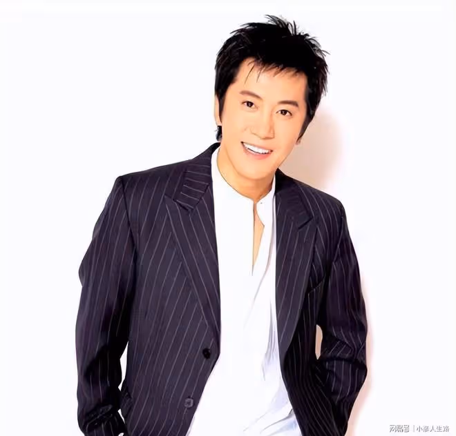 53歲毛寧現身商演撈金!身材發福臉部僵硬,與富婆合影笑容滿面