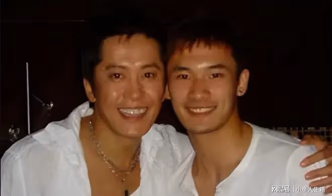 53歲毛寧現身商演撈金!身材發福臉部僵硬,與富婆合影笑容滿面