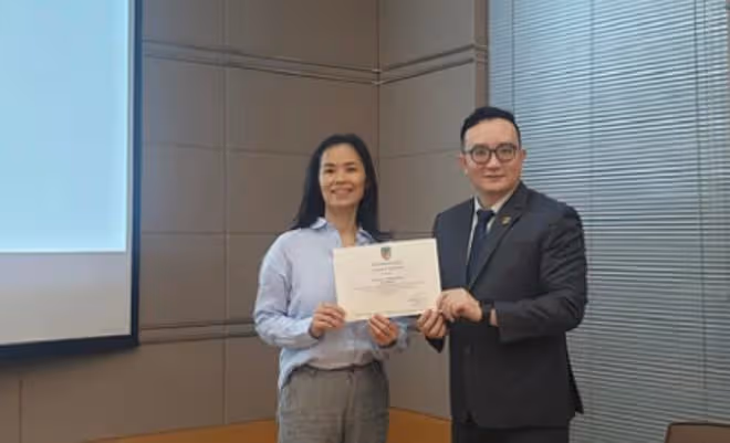 58歲韋唯思娃心切跑美國,被兒子抱懷中似少女,轉行當老師太愜意