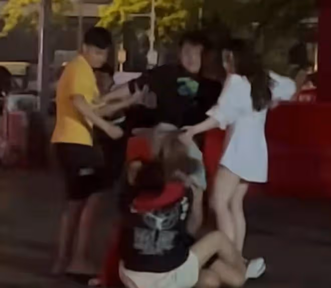 萬梓良徒弟行為惹爭議,半夜遇路人被群毆傻站一旁,無動於衷遭批
