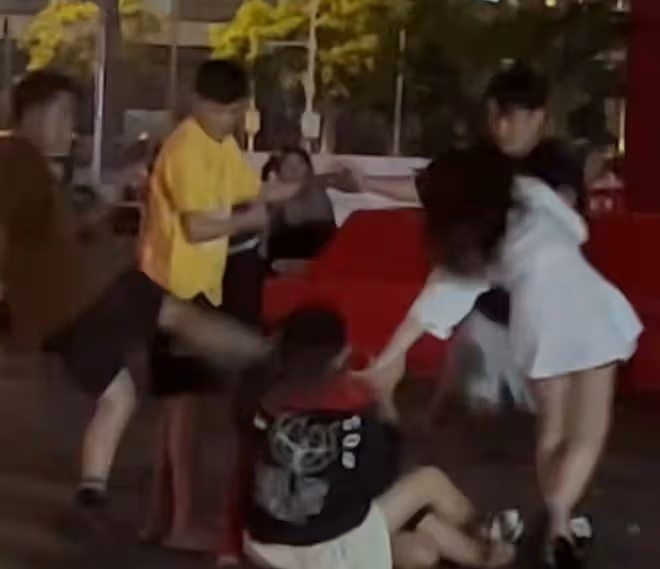 萬梓良徒弟行為惹爭議,半夜遇路人被群毆傻站一旁,無動於衷遭批