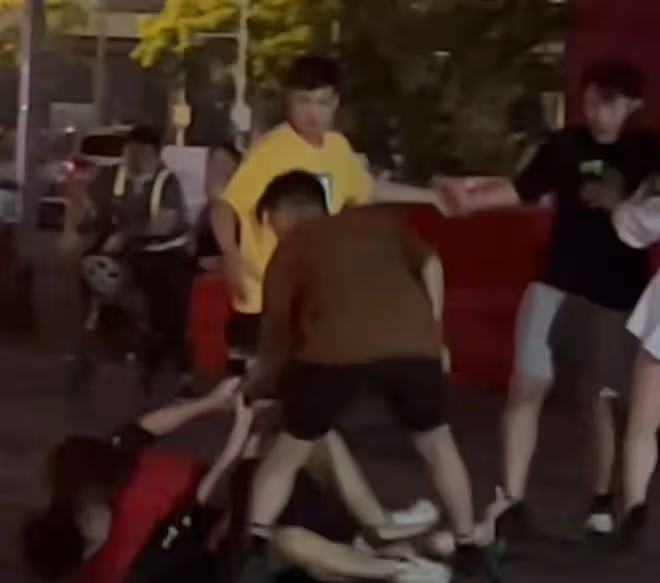 萬梓良徒弟行為惹爭議,半夜遇路人被群毆傻站一旁,無動於衷遭批