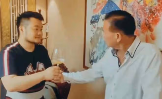 萬梓良徒弟行為惹爭議,半夜遇路人被群毆傻站一旁,無動於衷遭批