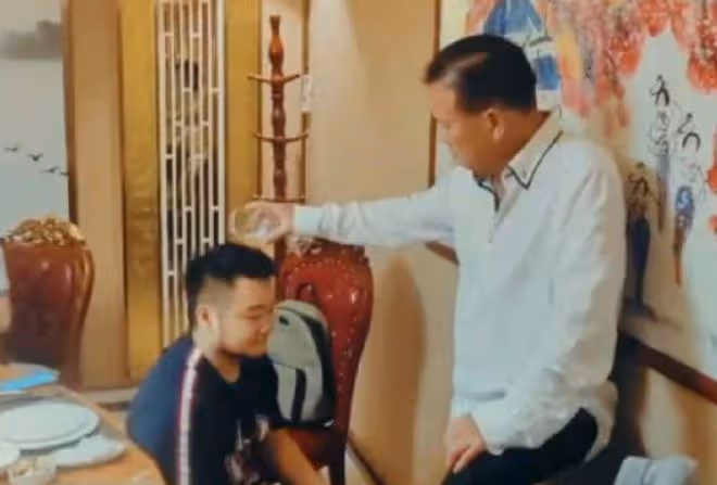 萬梓良徒弟行為惹爭議,半夜遇路人被群毆傻站一旁,無動於衷遭批