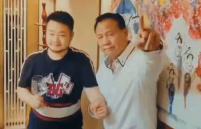 萬梓良徒弟行為惹爭議,半夜遇路人被群毆傻站一旁,無動於衷遭批