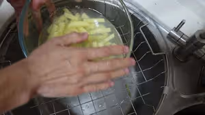 小白菜燉土豆條，東北地道家常菜，從小吃到大的味道，絕對錯不了
