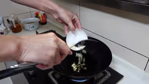 小白菜燉土豆條，東北地道家常菜，從小吃到大的味道，絕對錯不了