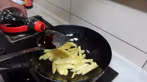 小白菜燉土豆條，東北地道家常菜，從小吃到大的味道，絕對錯不了
