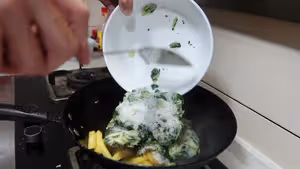 小白菜燉土豆條，東北地道家常菜，從小吃到大的味道，絕對錯不了