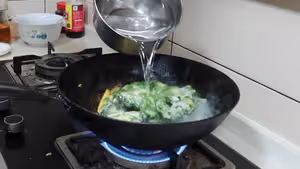 小白菜燉土豆條，東北地道家常菜，從小吃到大的味道，絕對錯不了