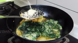 小白菜燉土豆條，東北地道家常菜，從小吃到大的味道，絕對錯不了