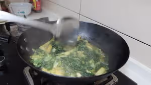 小白菜燉土豆條，東北地道家常菜，從小吃到大的味道，絕對錯不了
