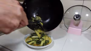 小白菜燉土豆條，東北地道家常菜，從小吃到大的味道，絕對錯不了