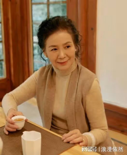 65歲阿姨將30萬存款全部給了兒媳,生病時才知道女兒女婿對自己好