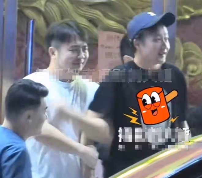 戲骨岳暘私下太辣眼,亂親男友人抱著不撒手,勾脖子撒嬌疑似醉酒