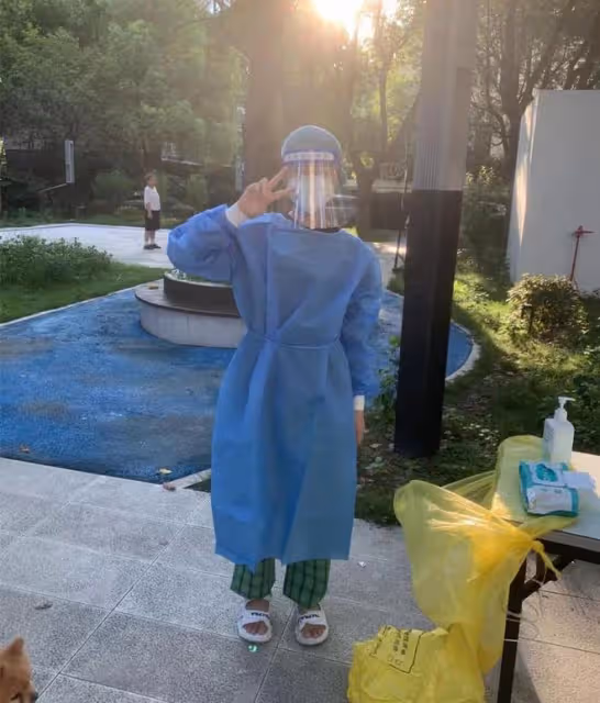 王一楠女兒當核酸檢測志願者!長發飄飄亭亭玉立,老爸高鑫感自豪