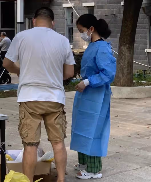 王一楠女兒當核酸檢測志願者!長發飄飄亭亭玉立,老爸高鑫感自豪