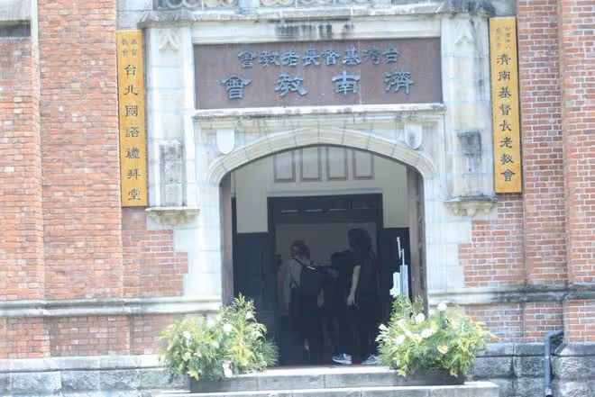 男星邀眾星補辦婚禮!妻子戴「鴿子蛋」凹凸有致,1歲女兒當花童