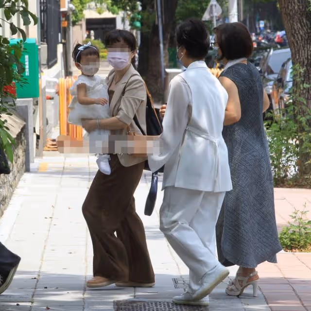 男星邀眾星補辦婚禮!妻子戴「鴿子蛋」凹凸有致,1歲女兒當花童