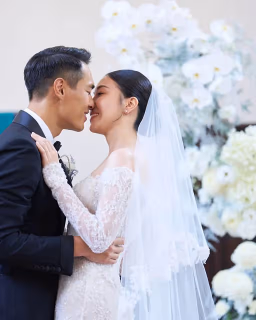 男星邀眾星補辦婚禮!妻子戴「鴿子蛋」凹凸有致,1歲女兒當花童