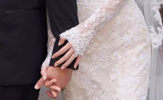 男星邀眾星補辦婚禮!妻子戴「鴿子蛋」凹凸有致,1歲女兒當花童