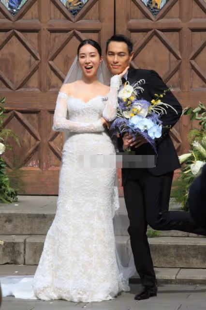 男星邀眾星補辦婚禮!妻子戴「鴿子蛋」凹凸有致,1歲女兒當花童