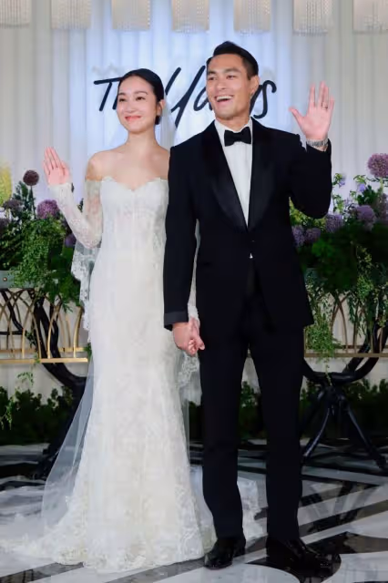 男星邀眾星補辦婚禮!妻子戴「鴿子蛋」凹凸有致,1歲女兒當花童