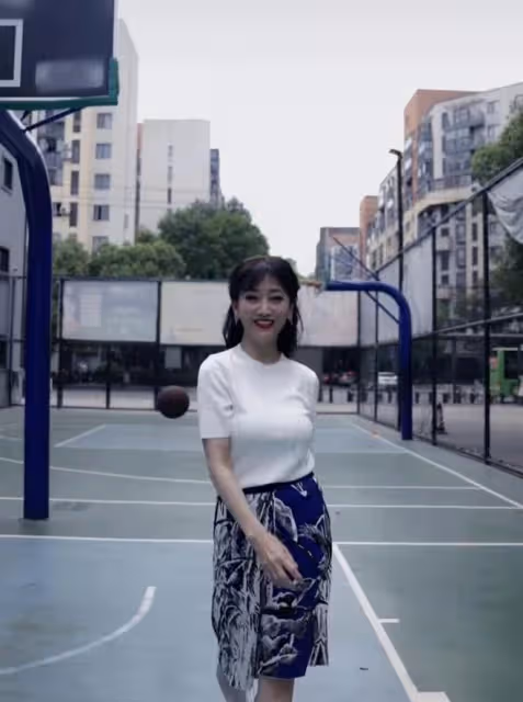 68歲趙雅芝打籃球,穿緊身上衣豐滿迷人,蹦蹦跳跳投籃活力滿滿