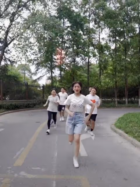 68歲趙雅芝打籃球,穿緊身上衣豐滿迷人,蹦蹦跳跳投籃活力滿滿
