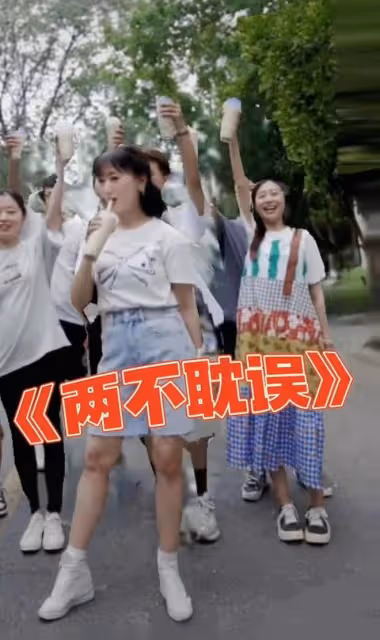 68歲趙雅芝打籃球,穿緊身上衣豐滿迷人,蹦蹦跳跳投籃活力滿滿