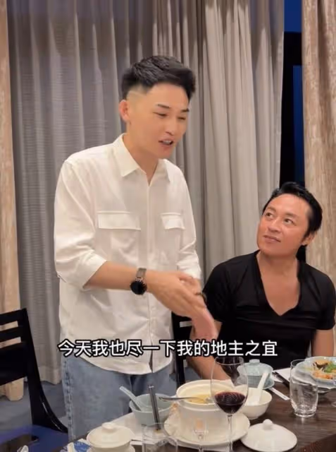 60歲馬景濤來內地撈金,彎腰感謝網紅顯謙卑,美女相伴喝到臉通紅