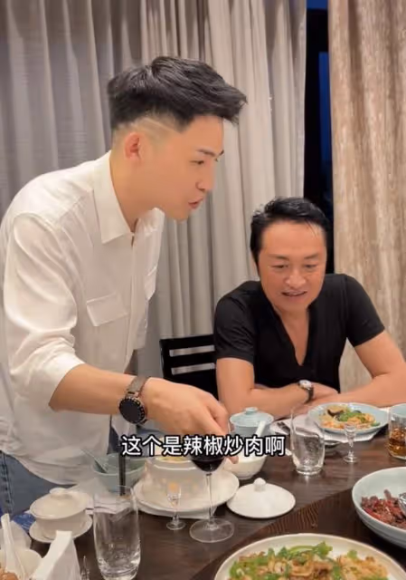 60歲馬景濤來內地撈金,彎腰感謝網紅顯謙卑,美女相伴喝到臉通紅