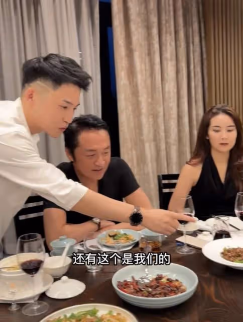 60歲馬景濤來內地撈金,彎腰感謝網紅顯謙卑,美女相伴喝到臉通紅