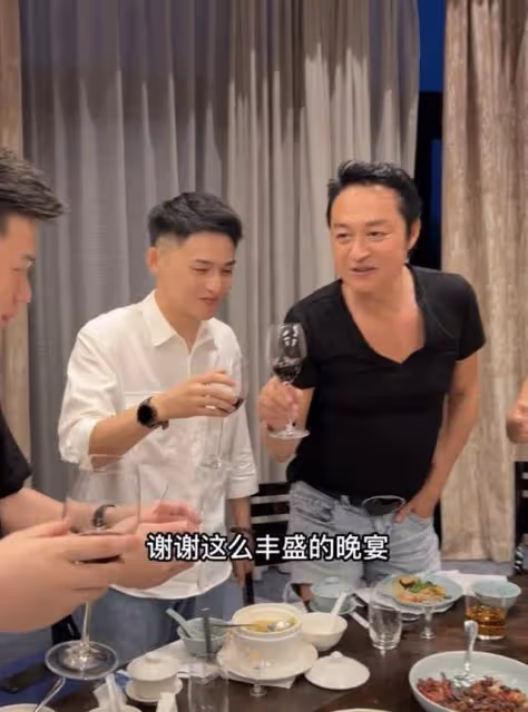 60歲馬景濤來內地撈金,彎腰感謝網紅顯謙卑,美女相伴喝到臉通紅