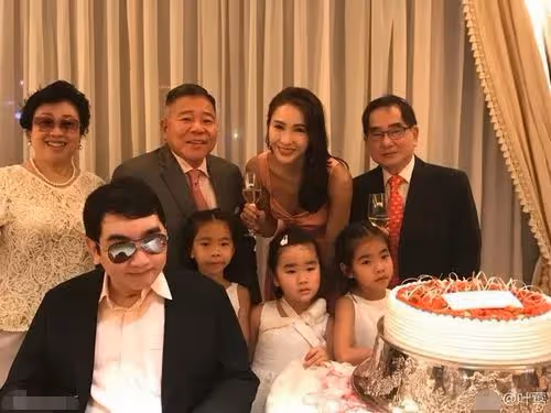 50歲黎姿攜家人巴黎度假,打扮性感逆齡似少女,身材暴瘦引擔憂