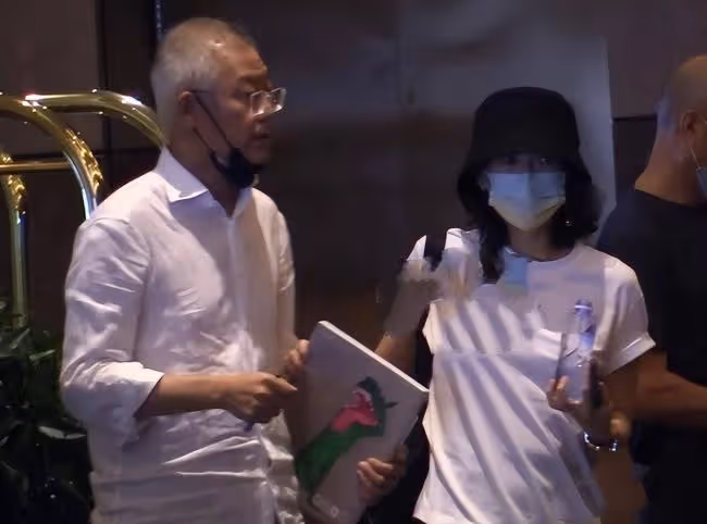 43歲章子怡深夜聚會 寬鬆上衣難掩小腹微凸
