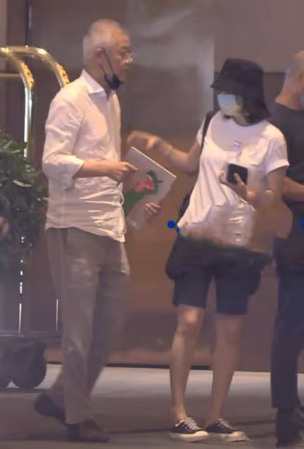 43歲章子怡深夜聚會 寬鬆上衣難掩小腹微凸
