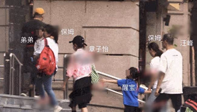 43歲章子怡深夜聚會 寬鬆上衣難掩小腹微凸