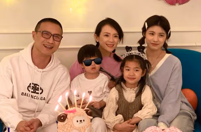 43歲章子怡深夜聚會 寬鬆上衣難掩小腹微凸