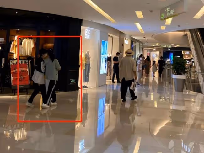 50歲徐崢獨自逛街購物 肚子圓滾胖一圈