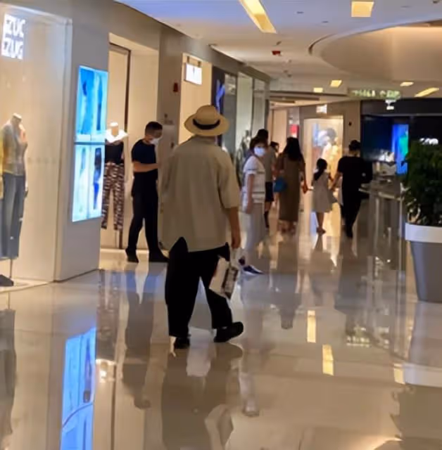 50歲徐崢獨自逛街購物 肚子圓滾胖一圈