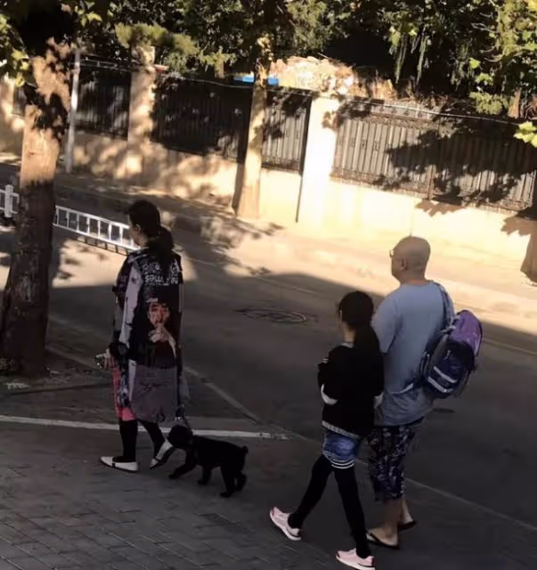 50歲徐崢獨自逛街購物 肚子圓滾胖一圈