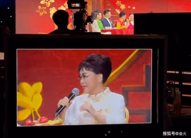 77歲歌唱家李谷一罕見露面 面色紅潤狀態好