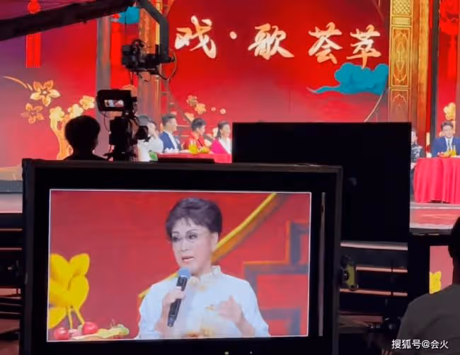 77歲歌唱家李谷一罕見露面 面色紅潤狀態好