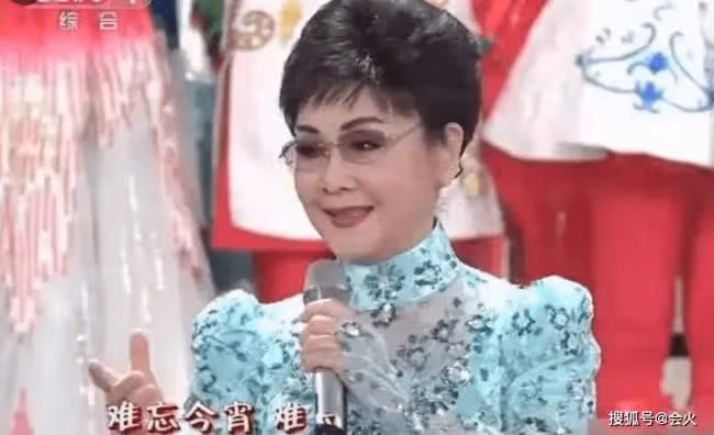 77歲歌唱家李谷一罕見露面 面色紅潤狀態好