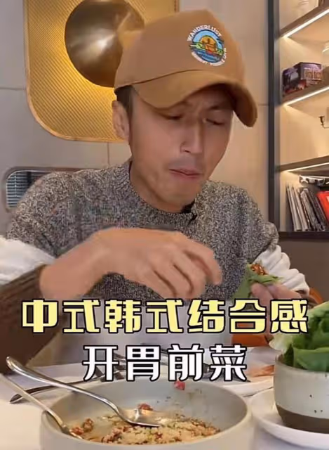 謝霆鋒出門吃西餐,高溫天氣穿毛衣,擼起袖子大口啃漢堡包!