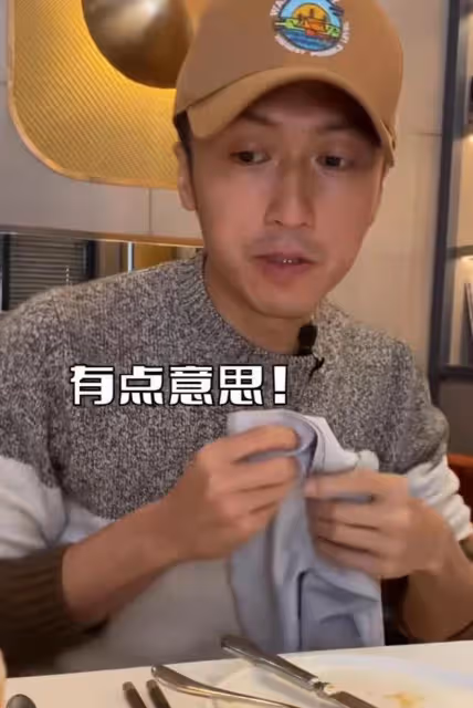 謝霆鋒出門吃西餐,高溫天氣穿毛衣,擼起袖子大口啃漢堡包!