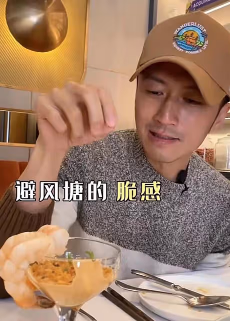 謝霆鋒出門吃西餐,高溫天氣穿毛衣,擼起袖子大口啃漢堡包!